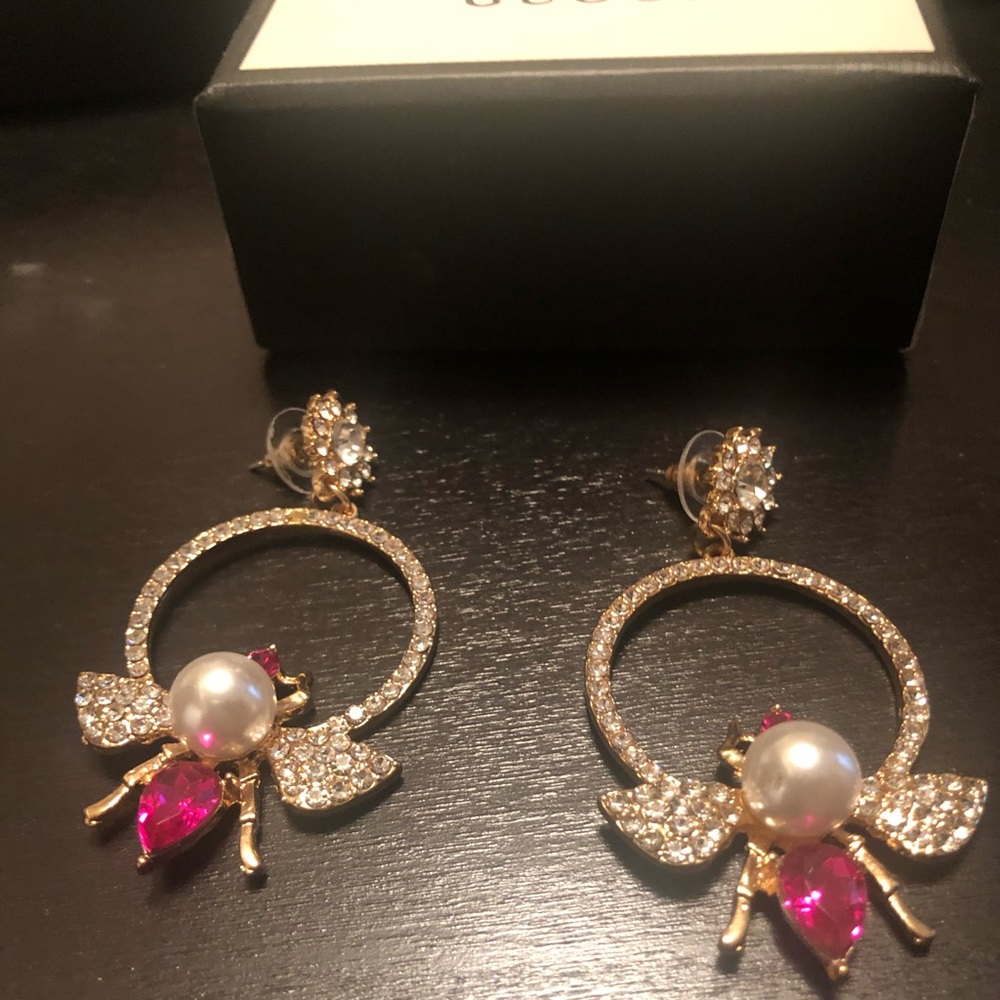 Beautiful!  New-Popular design Pink Bee earrings.